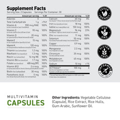 Kaged multivitamin en mesa con alimentos saludables sugiere integración dietaria