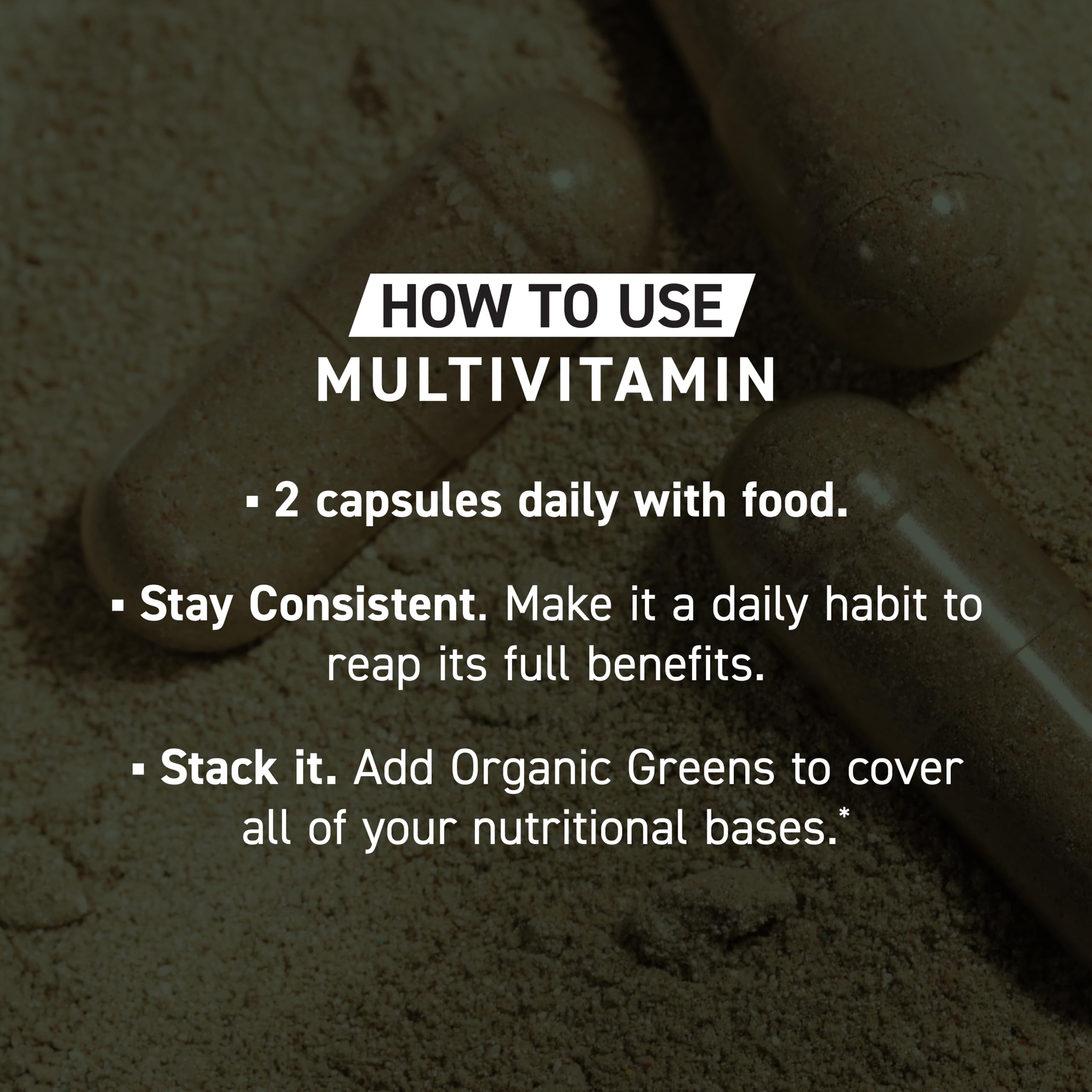 Kaged multivitamin en uso diario junto a un vaso de agua para conveniencia