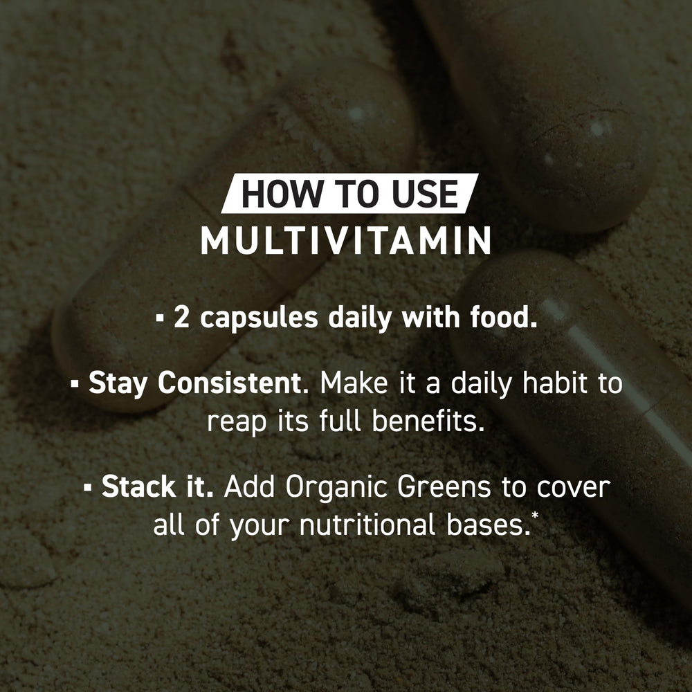 Kaged multivitamin en uso diario junto a un vaso de agua para conveniencia