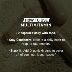 Kaged multivitamin en uso diario junto a un vaso de agua para conveniencia