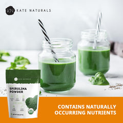 Kate Naturals cucharada con spirulina indicando dosificación fácil