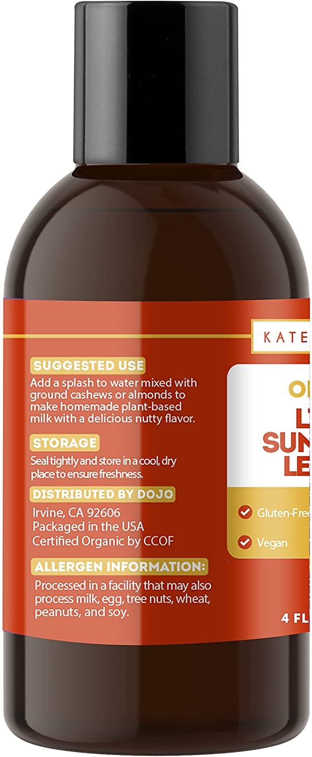 Kate Naturals añadiendo lecitina al smoothie, mejora mezcla y sensación en boca