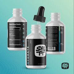 Keto Chow SALTT Hydrate añadido a taza de té mostrando compatibilidad sin sabor