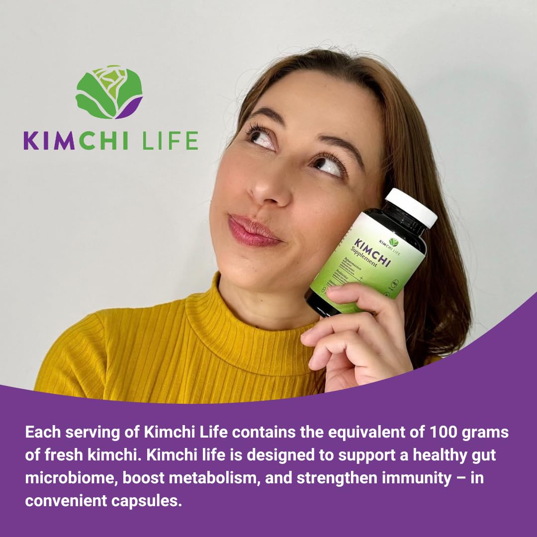 Kimchi Life cápsula en mano para comparar tamaño y facilidad de ingesta