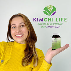 Kimchi Life en rutina diaria junto a vaso de agua para integración fácil