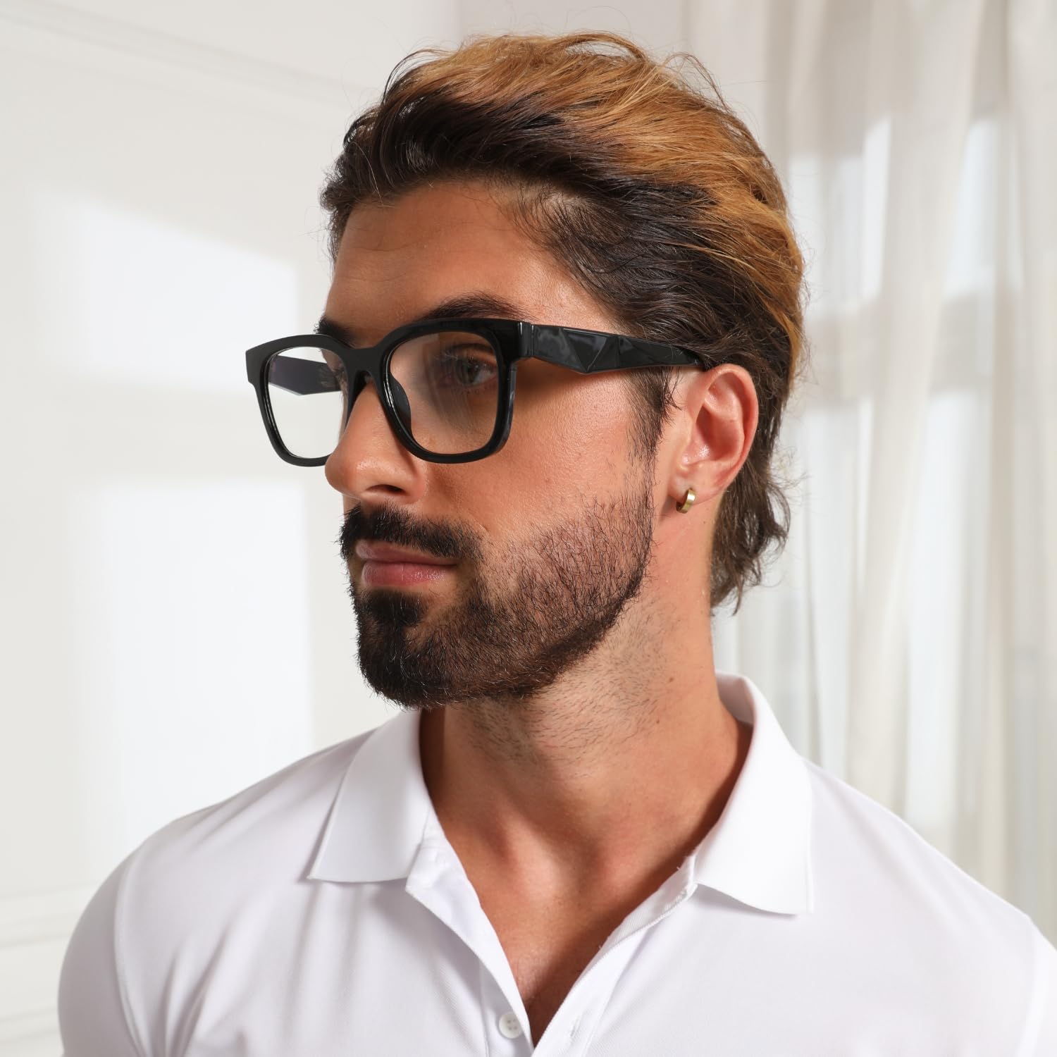 gafas kimorn sobre mesa en ambiente casual mostrando estilo versátil diario
