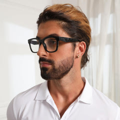 gafas kimorn sobre mesa en ambiente casual mostrando estilo versátil diario