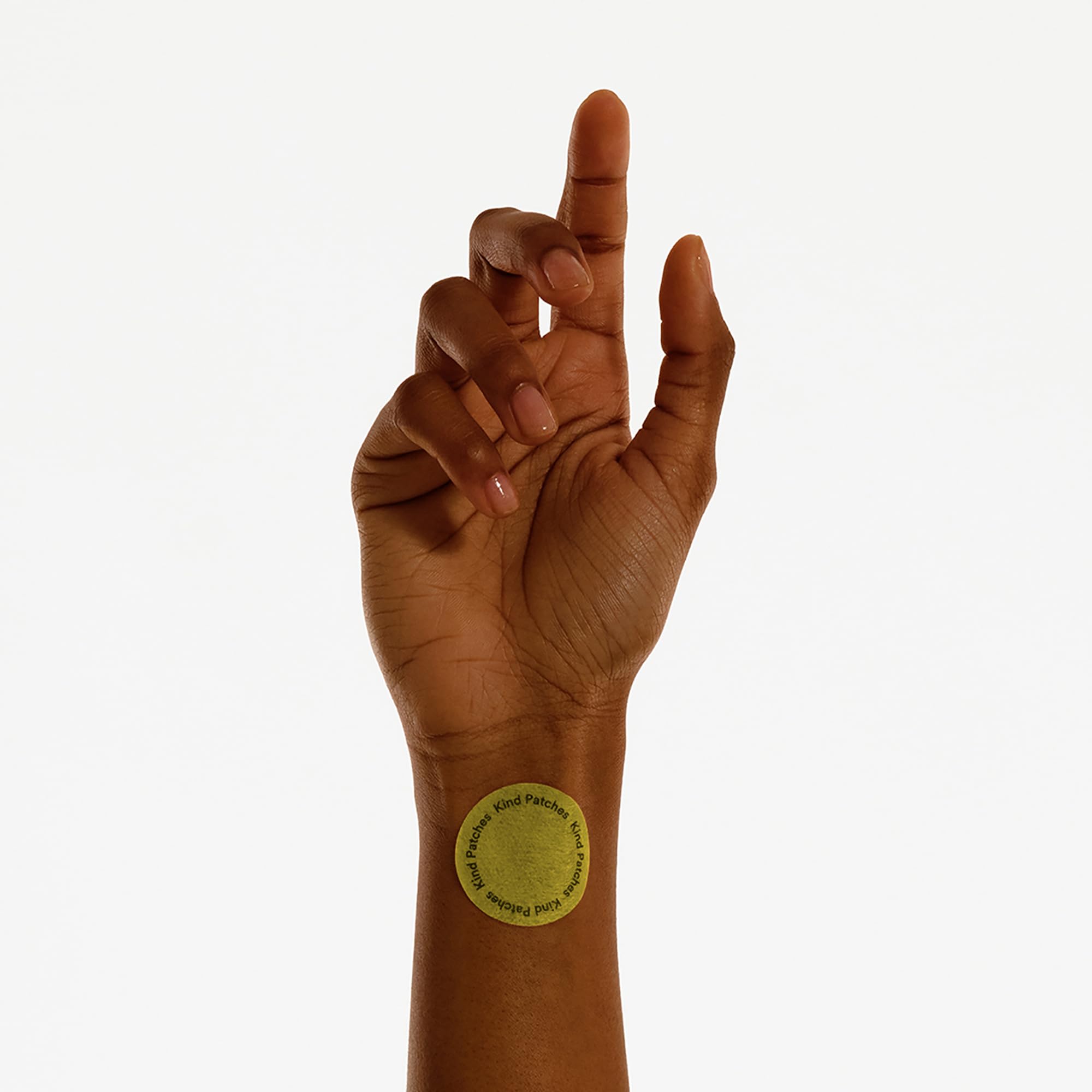 Kind Patches aplicación en brazo mostrando discreción y facilidad de uso