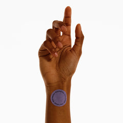Parche Kind Patches en el brazo durante el día demostrando uso discreto y cómodo