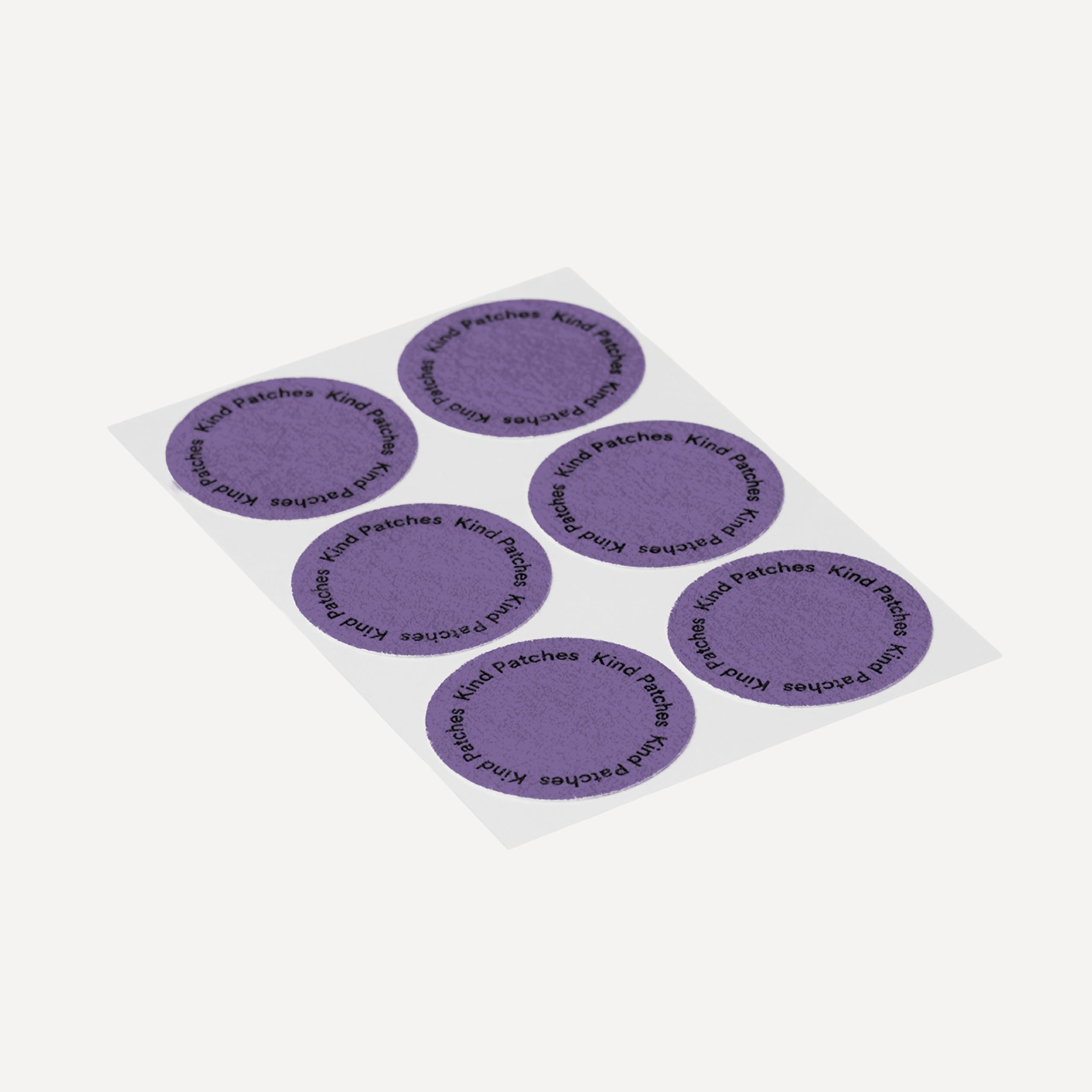 Primer plano del parche Kind Patches que revela textura y acabado adhesivo cómodo