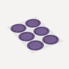 Primer plano del parche Kind Patches que revela textura y acabado adhesivo cómodo