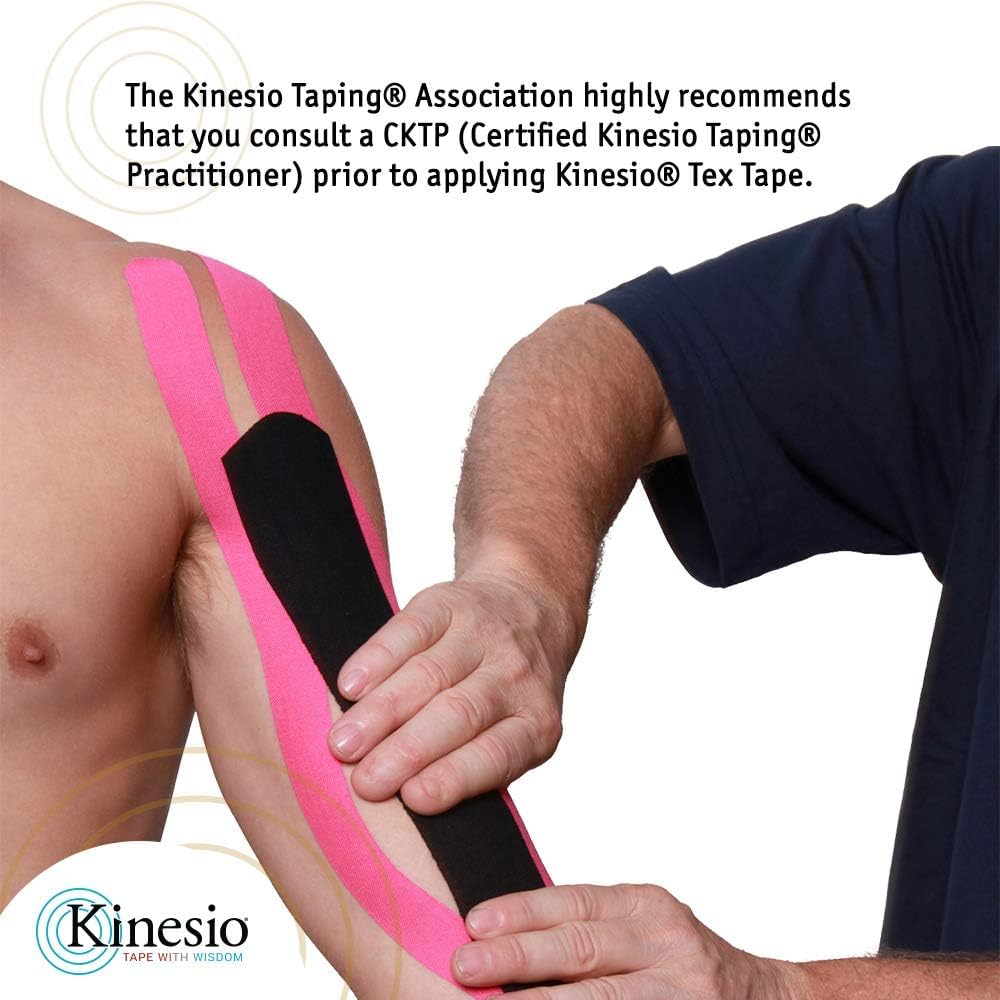 Comparación de tamaño Kinesio Tex Gold FP con mano para escala y precisión