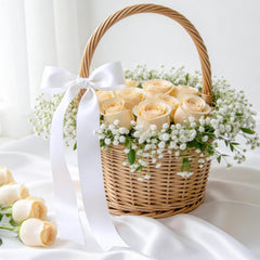 KINGLAKE cinta decorando un arreglo floral con aspecto profesional