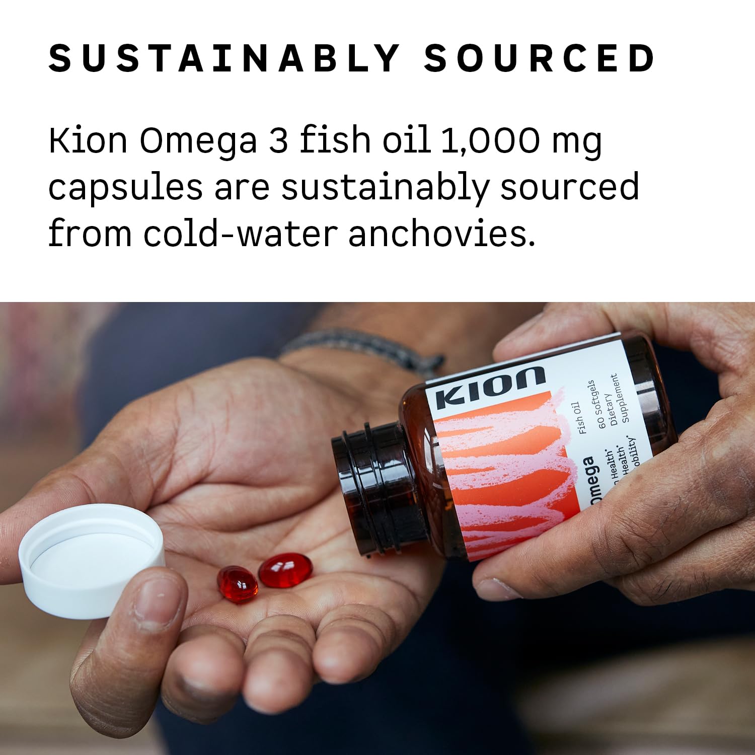 Kion Omega cápsulas junto a un vaso de agua, conveniencia diaria