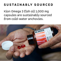 Kion Omega cápsulas junto a un vaso de agua, conveniencia diaria