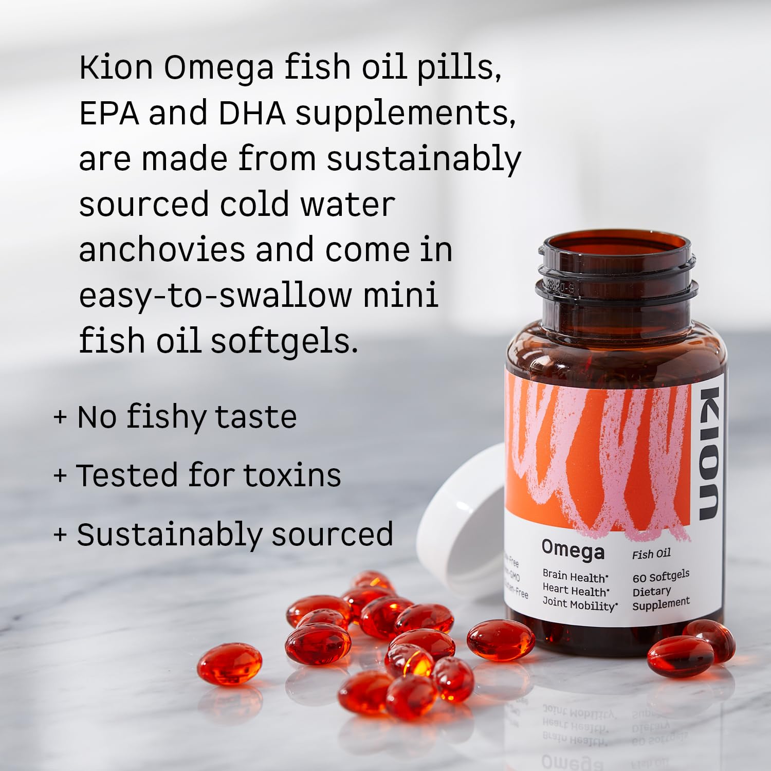 Kion Omega cápsulas mini en la mano, fácil de tragar y sin regusto