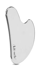 Uso en mano de la herramienta Kitsch gua sha para masaje facial controlado