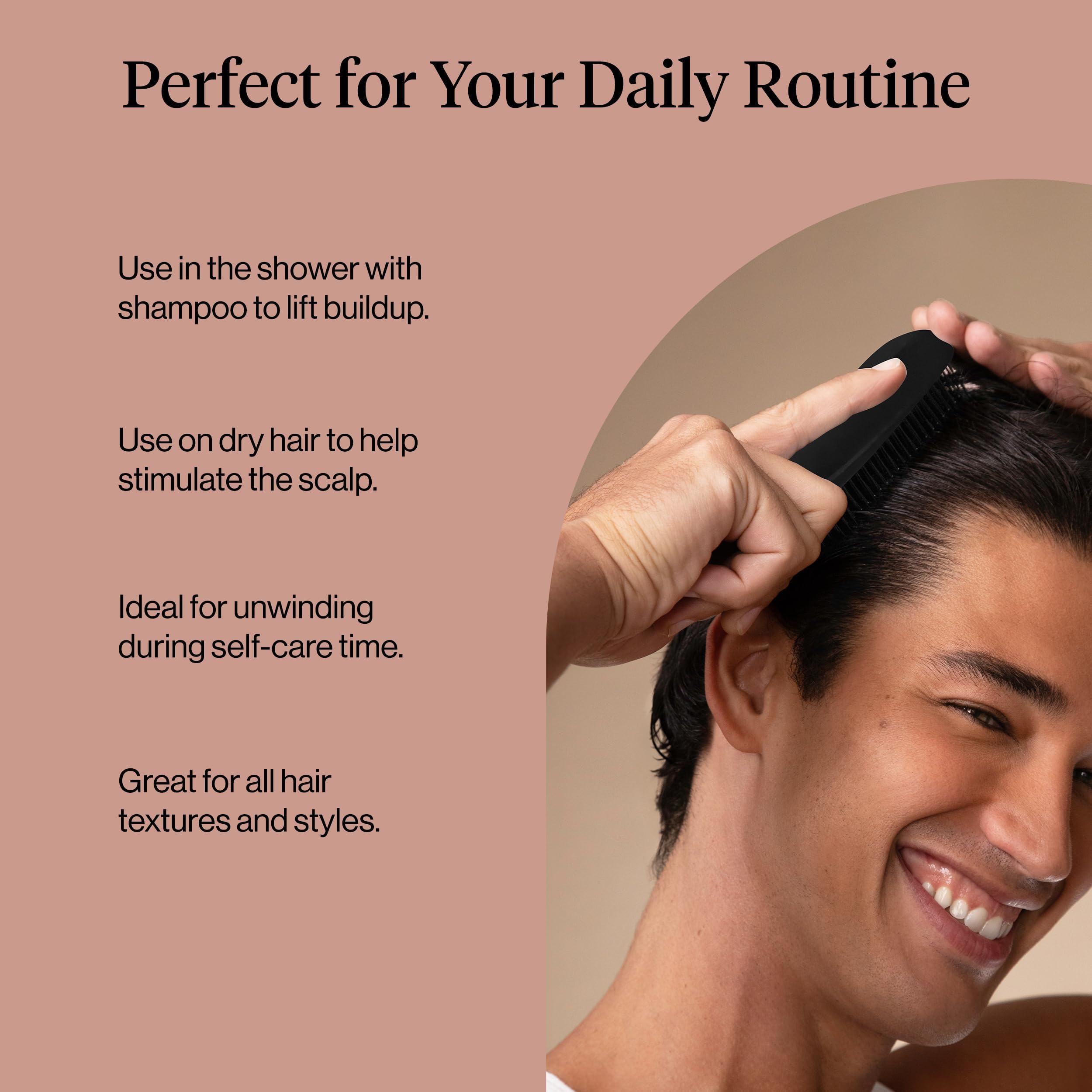 Kitsch cerdas sobre cabello mojado demostrando distribución del champú