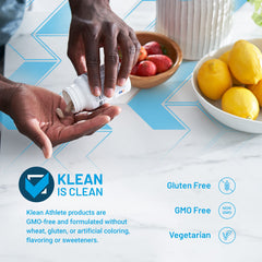 Klean Athlete tableta en mano mostrando el tamaño y escala práctica