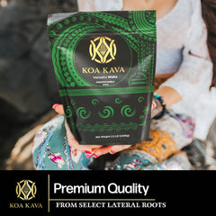 Koa Kava preparado en taza listo para beber, relajación inmediata