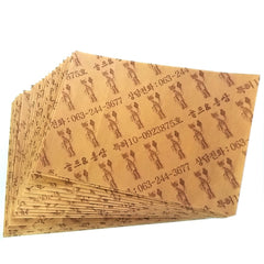 Korean Red Ginseng Patch persona aplicando parche en la espalda para relajación
