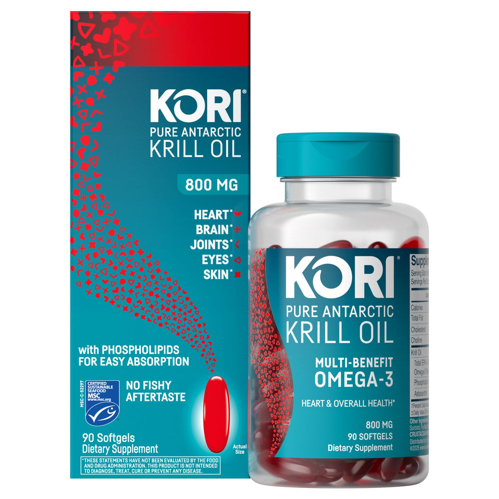 Kori Krill cápsulas en la mano para comparar tamaño y dosis práctica