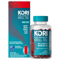 Kori Krill cápsulas en la mano para comparar tamaño y dosis práctica