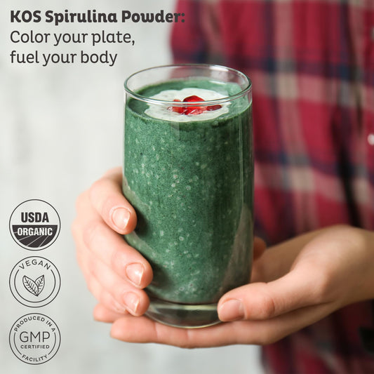 KOS polvo de spirulina textura fina en primer plano para mezcla fácil