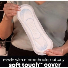 Kotex comparación de tamaño junto a un objeto común para visualizar perfil ultrafino