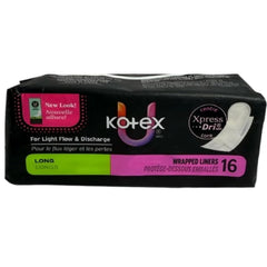 Kotex protector colocado en ropa interior mostrando ajuste seguro y limpio