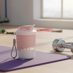 kuoleopa en gimnasio con botella rosa ideal para entrenar