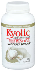 Kyolic cápsulas en mano para comparar tamaño y dosis