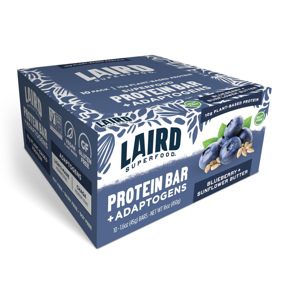 Barrita Laird Superfood sostenida en mano durante actividad, conveniente para energía rápida en movimiento