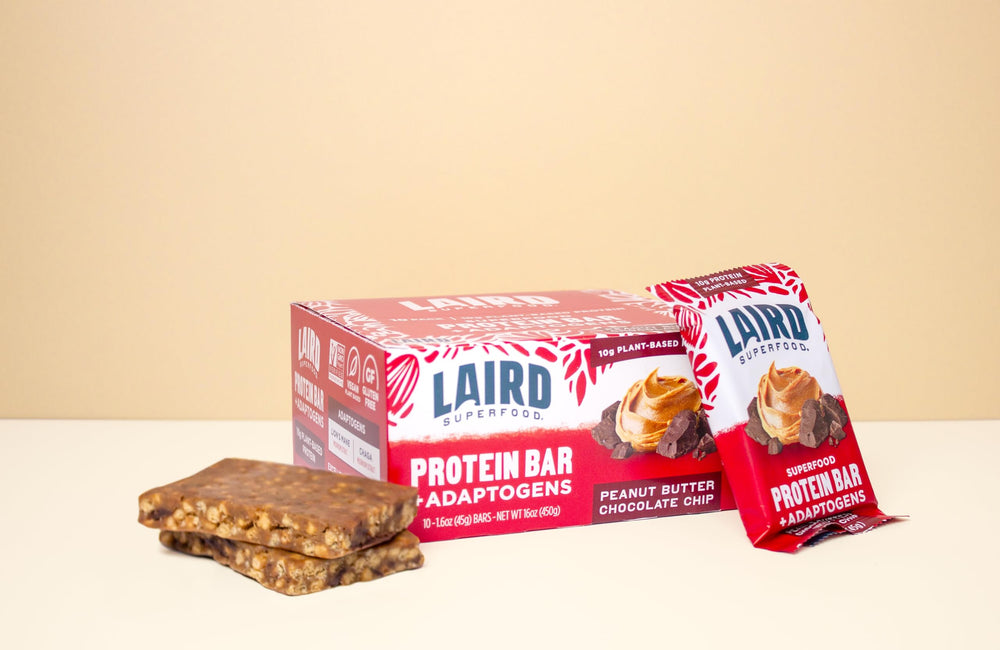 Laird Superfood comparación de tamaño junto a una mano para escala práctica