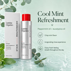 Persona sujetando Lumine Organics Mouthwash para uso portátil y comodidad de transporte
