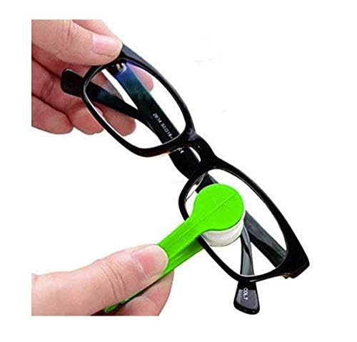 LASSUM limpiador en mano limpiando gafas, rápido acceso y uso diario