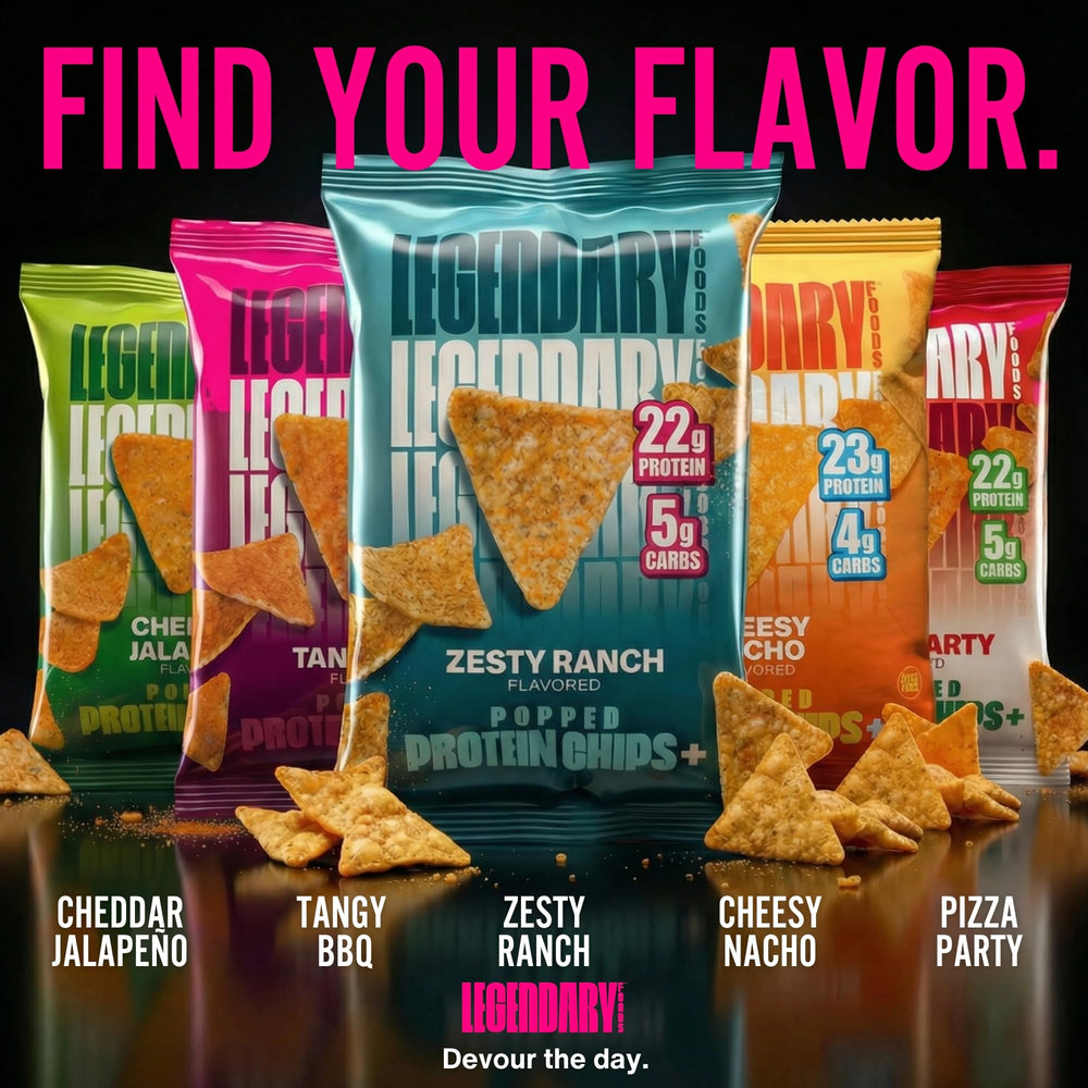 Legendary Foods estilo de vida en gimnasio con bolsa de chips junto a botella de agua para snack post entreno