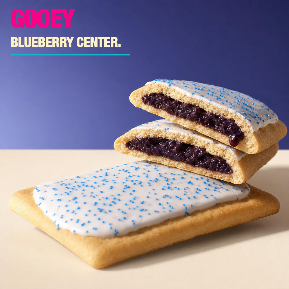 Legendary Foods pastel arándanos sostenido en mano mostrando portabilidad y conveniencia