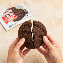 Lenny & Larry's galleta en manos mostrando uso práctico y saciedad