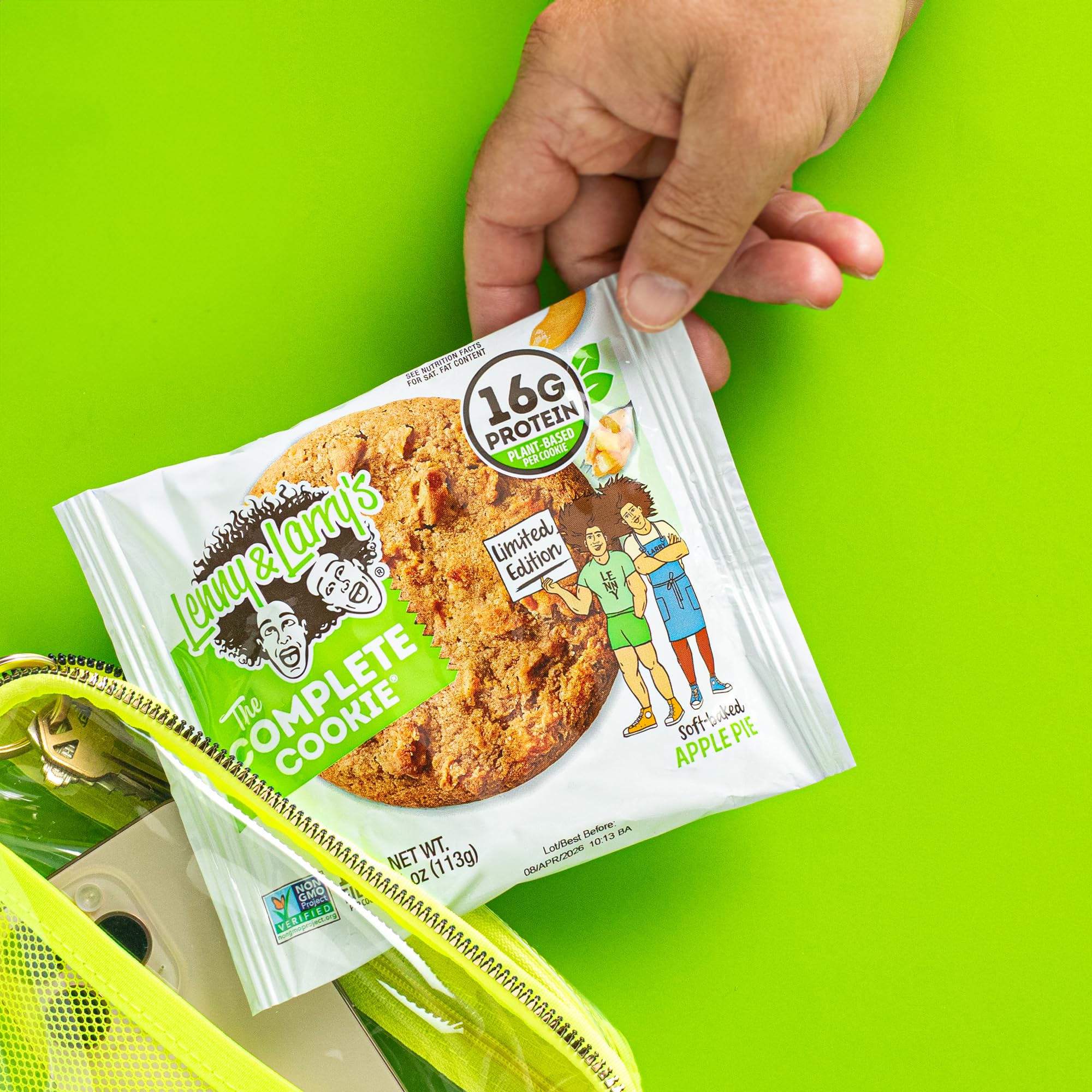 Lenny & Larry's galleta tibia en plato realzando aroma y sabor
