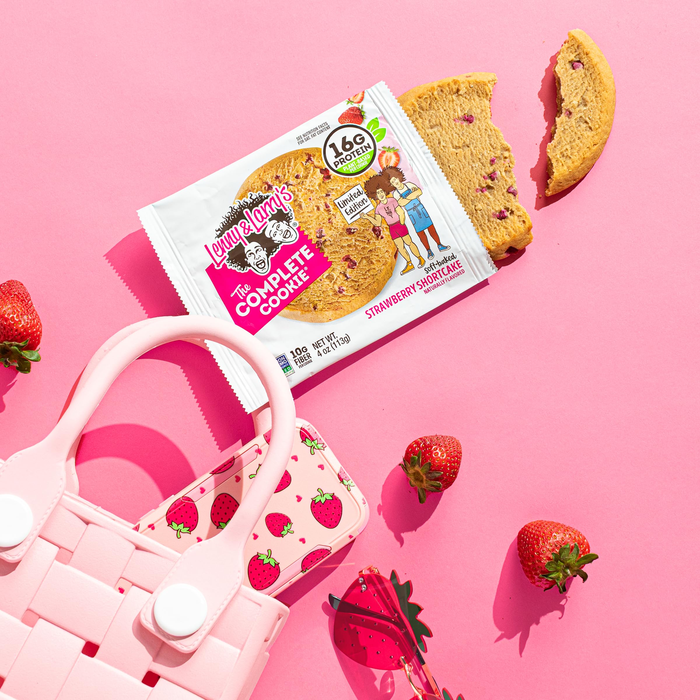Lenny & Larry's galleta en mano para comparar tamaño y facilitar porciones