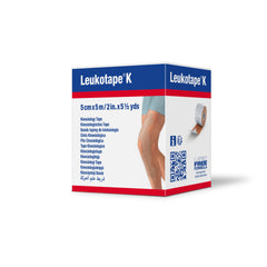 Aplicación de Leukotape K en rodilla durante ejercicio que aporta soporte sin limitar movimiento