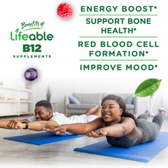 persona tomando una gominola Lifeable para apoyo de energía y ánimo