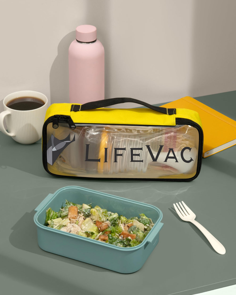 LifeVac comparación de tamaño con mano para escala, portátil y ligero