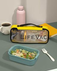 LifeVac comparación de tamaño con mano para escala, portátil y ligero