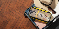 LifeVac dentro de mochila de viaje listo para emergencias en trayecto