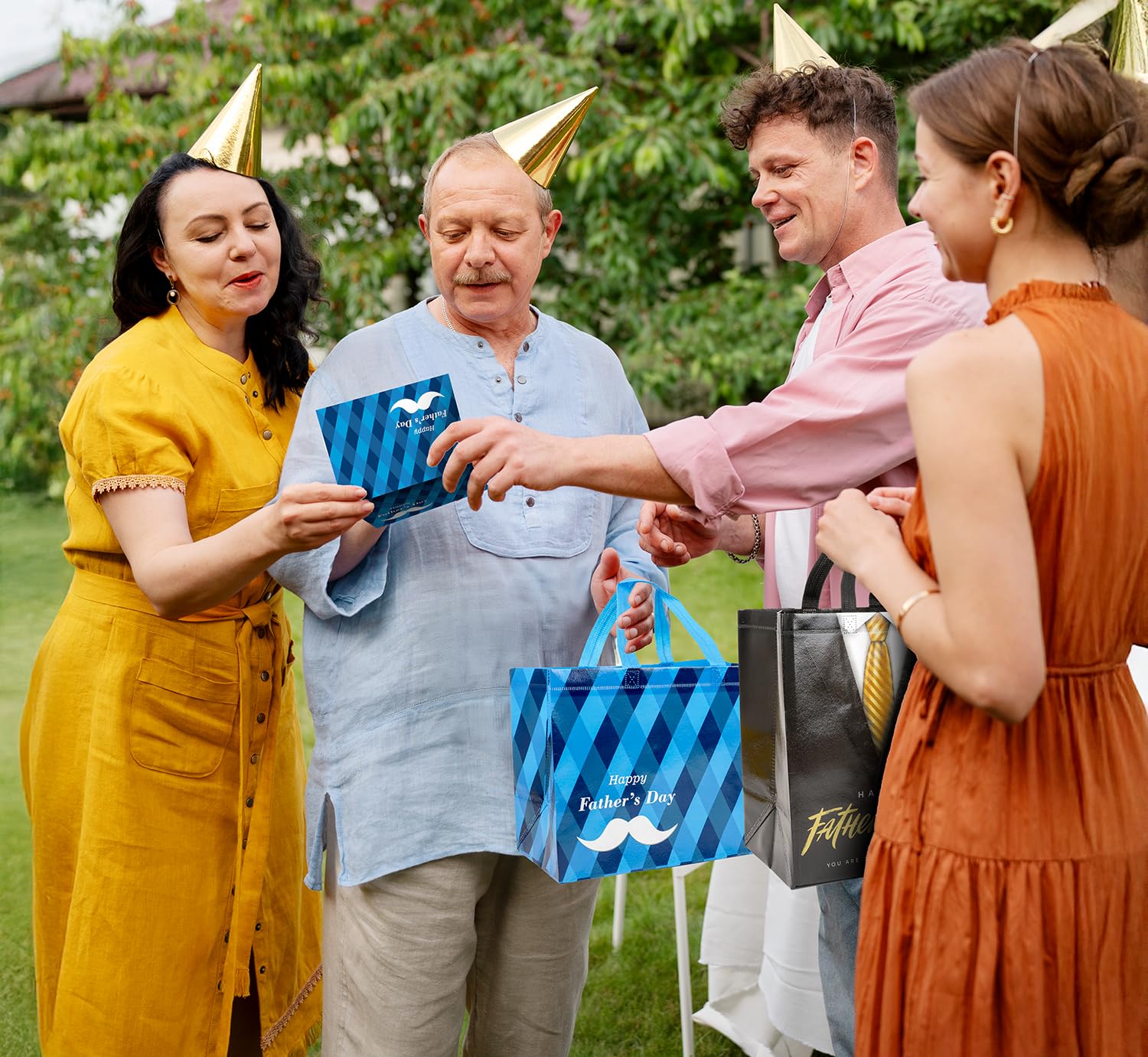 Linelglobal detalle de la corbata dorada y la barba blanca, diseño festivo y distintivo