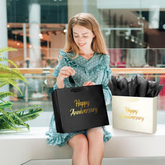 Linelglobal bolsa junto a una mano para mostrar el tamaño práctico