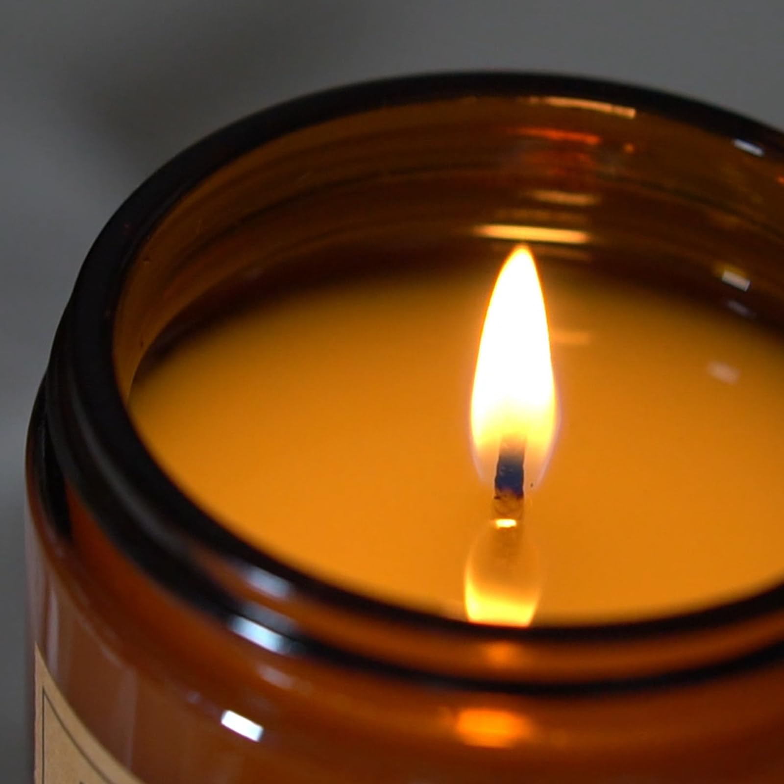 Liofeve vela encendida en baño tipo spa, crea atmósfera de relajación