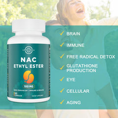 Persona sosteniendo una cápsula de lipmaxmall NACET lista para tomarla